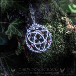 Collier triquetra dans rosace de cathédrale gothique, bijou ésotérique fait main