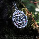 Collier triquetra dans rosace de cathédrale gothique, bijou ésotérique fait main