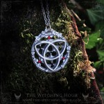 Collier triquetra dans rosace de cathédrale gothique, bijou ésotérique fait main