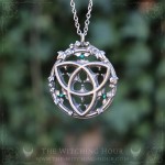 Collier triquetra dans rosace de cathédrale gothique, bijou ésotérique fait main
