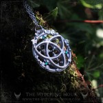 Collier triquetra dans rosace de cathédrale gothique, bijou ésotérique fait main