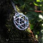 Collier triquetra dans rosace de cathédrale gothique, bijou ésotérique fait main
