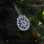 Collier pentagramme inversé dans rose de cathédral gothique, bijou ésotérique fait main