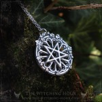 Collier pentagramme inversé dans rose de cathédral gothique, bijou ésotérique fait main