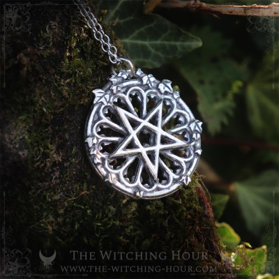 Collier pentagramme inversé dans rose de cathédral gothique, bijou ésotérique fait main