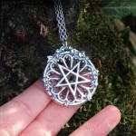 Collier pentagramme inversé dans rose de cathédral gothique, bijou ésotérique fait main
