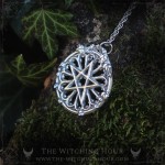 Collier pentacle gothique dans rosace de cathédral, bijou vampire goth fait main