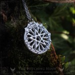 Collier pentacle gothique dans rosace de cathédral, bijou vampire goth fait main