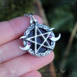 Collier pentagramme et triple lune en améthyste, bijou fait main inspiré de la triple déesse