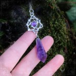 Collier pendule noeud celtique triquetra en améthyste, bijou fait main inspiré de la Wicca