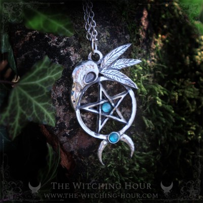 Collier pentacle et crâne de corbeau orné d'une apatite bleue, bijou gothique fait main