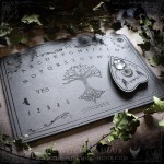 Planche ouija en bois noir ornée de l'arbre de vie Yggdrasil et de corbeaux, pour la pratique du spiritisme