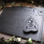 Planche ouija en bois noir ornée de l'arbre de vie Yggdrasil et de corbeaux, pour la pratique du spiritisme