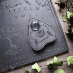 Planche ouija en bois noir ornée de l'arbre de vie Yggdrasil et de corbeaux, pour la pratique du spiritisme