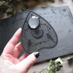 Planche ouija en bois noir ornée de l'arbre de vie Yggdrasil et de corbeaux, pour la pratique du spiritisme
