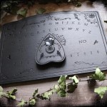 Planche ouija en bois noir ornée de l'arbre de vie Yggdrasil et de corbeaux, pour la pratique du spiritisme