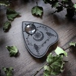 Planche ouija en bois noir ornée de l'arbre de vie Yggdrasil et de corbeaux, pour la pratique du spiritisme