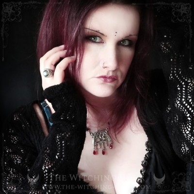 Collier arche gothique avec gouttes rouges et perles en spinelle noire