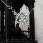 Collier arche gothique avec gouttes rouges et perles en spinelle noire