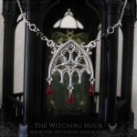 Collier arche gothique avec gouttes rouges et perles en spinelle noire