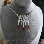 Collier arche gothique avec gouttes rouges et perles en spinelle noire