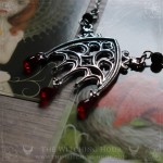 Collier arche gothique avec gouttes rouges et perles en spinelle noire