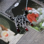 Collier arche gothique avec gouttes rouges et perles en spinelle noire