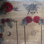 Plateau de divination avec coquelicots, fleurs des champs et bourdon pour tarot ou oracle divinatoire