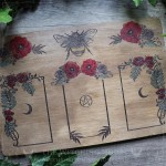 Plateau de divination avec coquelicots, fleurs des champs et bourdon pour tarot ou oracle divinatoire