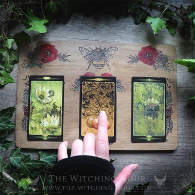 Plateau de divination avec coquelicots, fleurs des champs et bourdon pour tarot ou oracle divinatoire