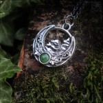 Pendentif forêt de sapins et croissant de lune inspiré des montagnes des Vosges, bijou païen artisanal
