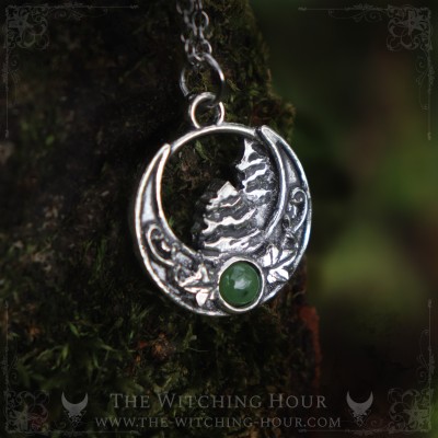 Pendentif forêt de sapins et croissant de lune inspiré des montagnes des Vosges, bijou païen artisanal