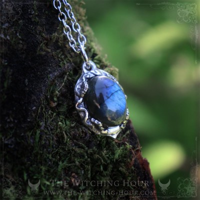 Pendentif en labradorite bleue entouré de feuilles, inspiré de la nature, bijou fait main