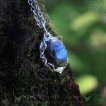 Pendentif en labradorite bleue entouré de feuilles, inspiré de la nature, bijou fait main
