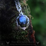 Pendentif en labradorite bleue entouré de feuilles, inspiré de la nature, bijou fait main