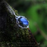 Pendentif en labradorite bleue entouré de feuilles, inspiré de la nature, bijou fait main