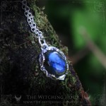 Pendentif en labradorite bleue entouré de feuilles, inspiré de la nature, bijou fait main