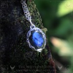 Pendentif en labradorite bleue entouré de feuilles, inspiré de la nature, bijou fait main