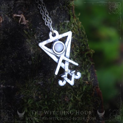 Pendentif sigil de lucifer en étain couleur argent orné d'une pierre de lune, bijou gothique fait main