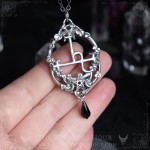 Collier Lilith orné d'un pentagramme ouvragé, bijou ésotérique inspiré de l'occultisme et du mysticisme