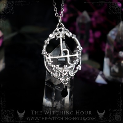 Collier Lilith orné d'un pentagramme ouvragé, bijou ésotérique inspiré de l'occultisme et du mysticisme