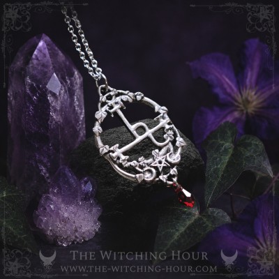 Collier Lilith orné d'un pentagramme ouvragé, bijou ésotérique inspiré de l'occultisme et du mysticisme