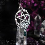Pendentif pentacle elfique avec goutte vert émeraude, bijou ésotérique fait main inspiré de l'occultisme et du mysticisme
