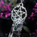 Pendentif pentacle elfique avec goutte vert émeraude, bijou ésotérique fait main inspiré de l'occultisme et du mysticisme