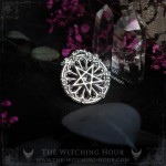 Collier pentagramme inversé dans rosace de cathédral gothique, bijou mystique fait main inspiré de l'occultisme