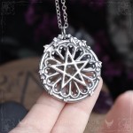 Collier pentacle gothique dans rosace de cathédral, bijou vampire goth fait main