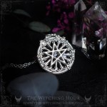 Collier pentacle gothique dans rosace de cathédral, bijou vampire goth fait main