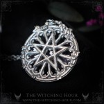 Collier pentacle gothique dans rosace de cathédral, bijou vampire goth fait main