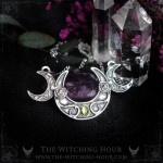 Collier triple lune avec roses et péridot, symbole de la triple déesse, bijou mystique fait main