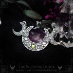 Collier triple lune avec roses et péridot, symbole de la triple déesse, bijou mystique fait main